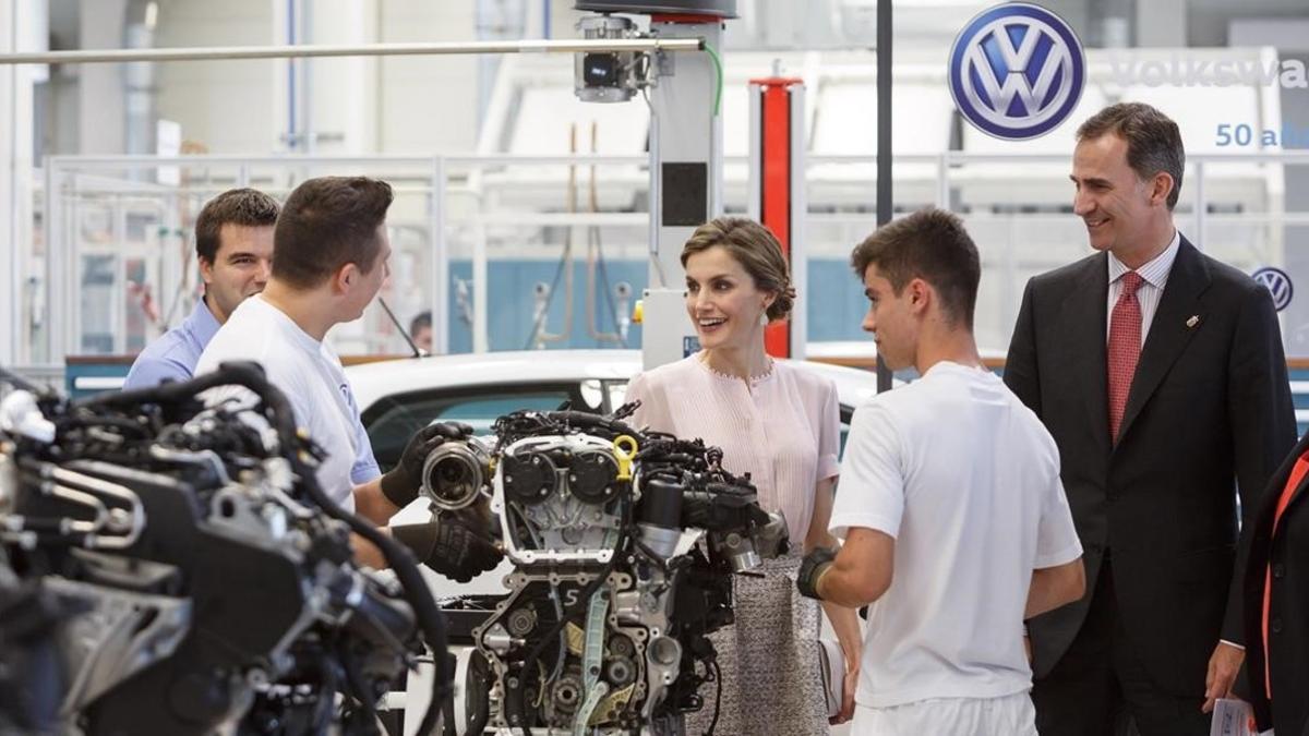 Los Reyes, durante la visita a la fábrica de Volkswagen de Pamplona.