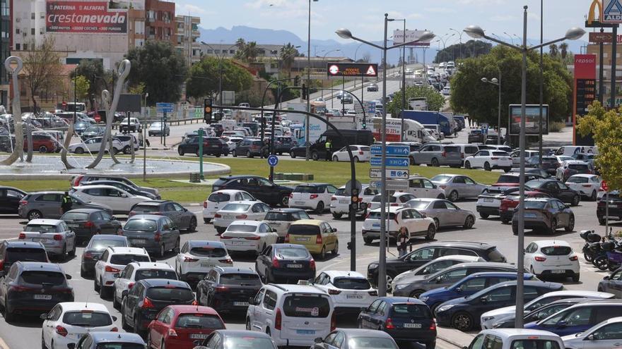 La salida de València por la Pista de Silla, colapsada por la Operación Salida de Semana Santa