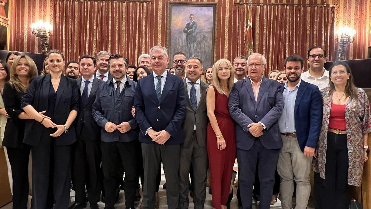 El alcalde de Sevilla, José Luis Sanz, ha estado arropado por varios dirigentes del Partido Popular durante el pleno de la cuestión de confianza