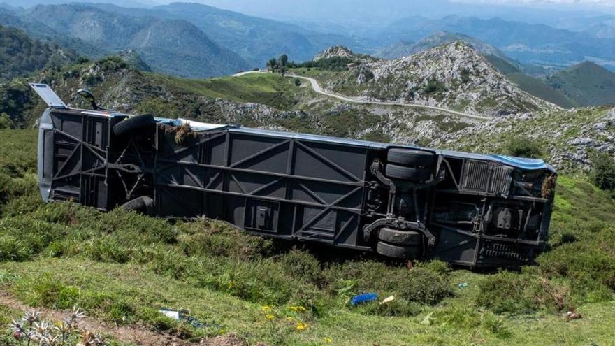 El autobús, volcado tras el accidente. | David Cabo