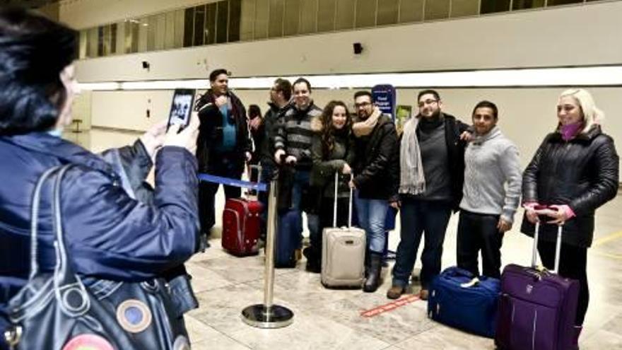 Un familiar retrata a un grupo de jóvenes alicantinos que emigraron recientemente a Alemania.