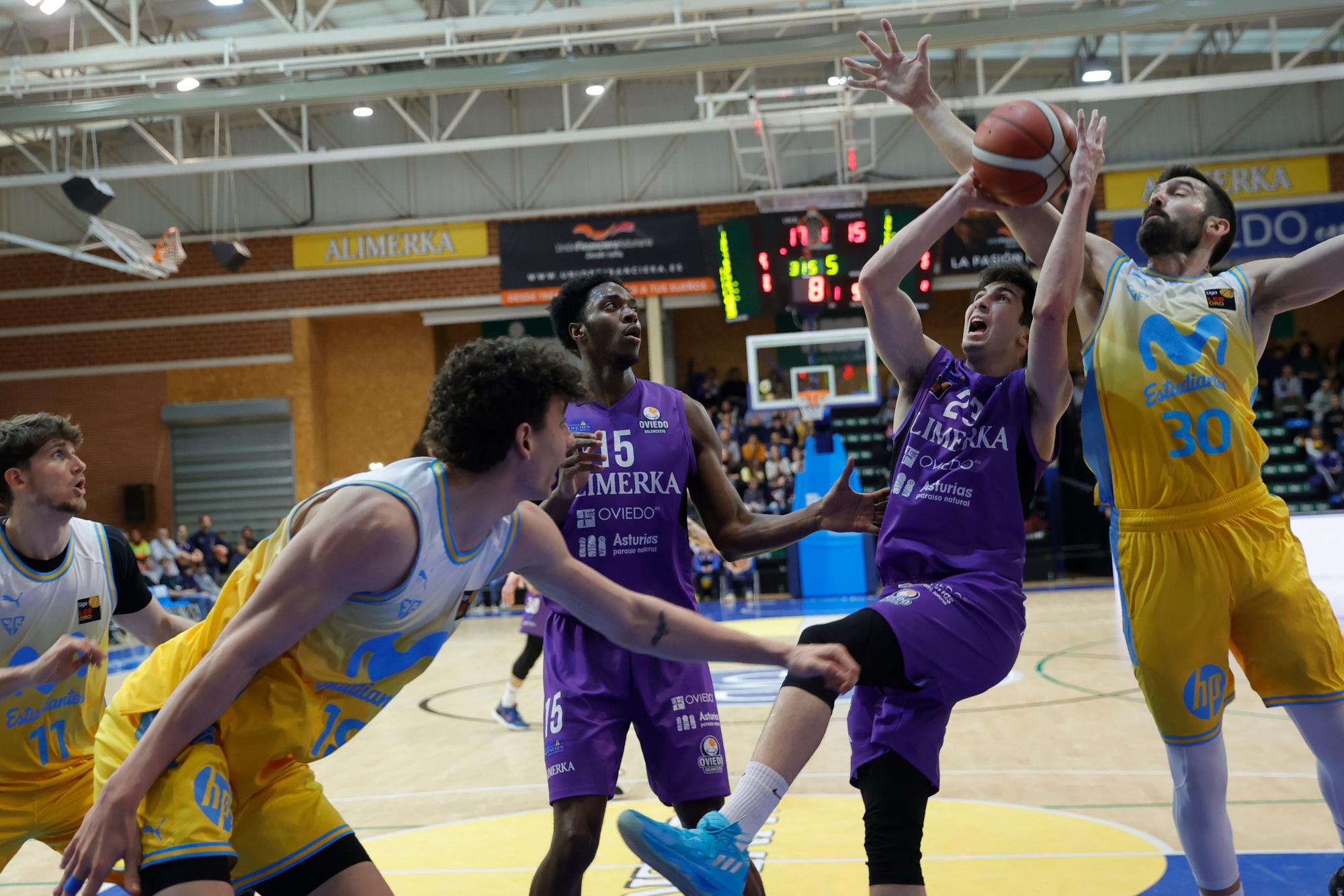 Día histórico en Pumarín: el Alimerka Oviedo gana (68-66) al Estudiantes y da un paso hacia la permanencia