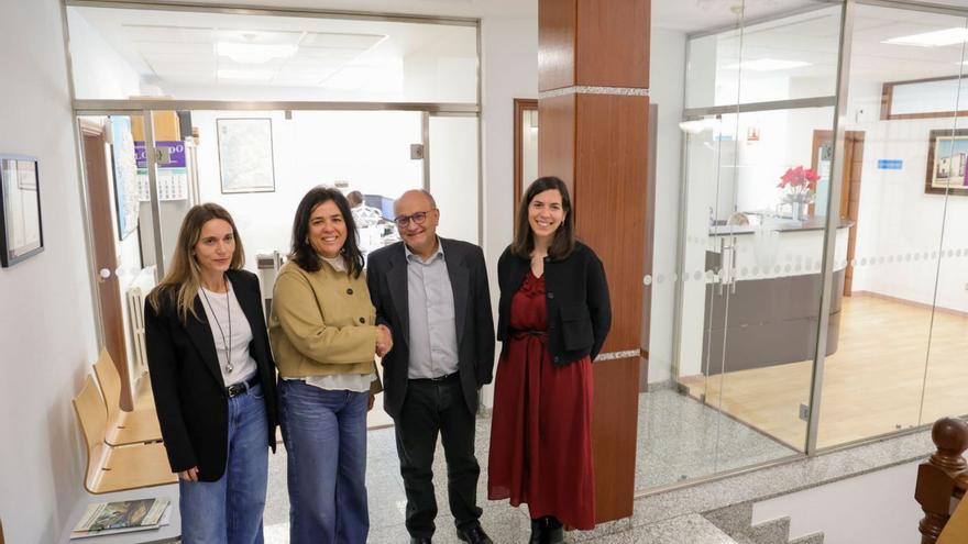 María Sancho (izda) con Marta Giráldez y el subdelegado, ayer. | Iñaki Abella
