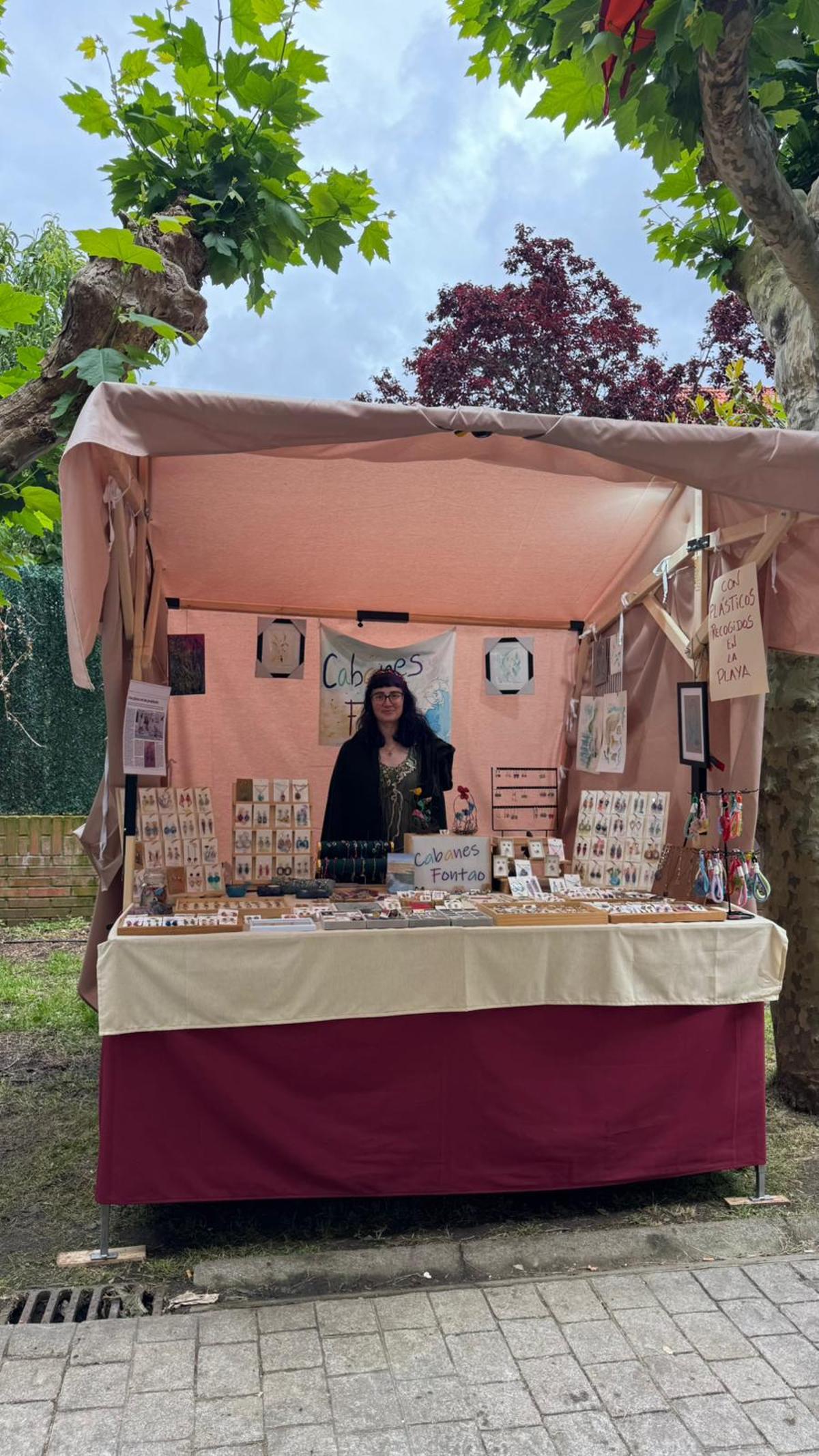 Ana Cabanes Fontao en una feria con sus creaciones