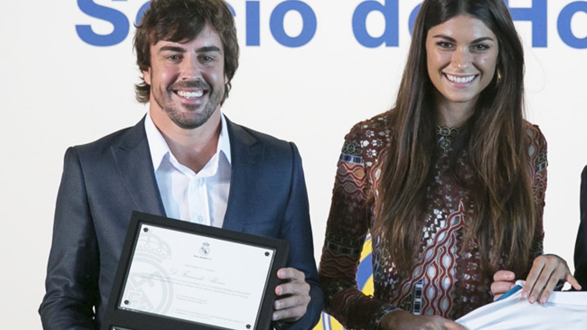 Fernando Alonso y Linda Morselli posan por primera vez como pareja