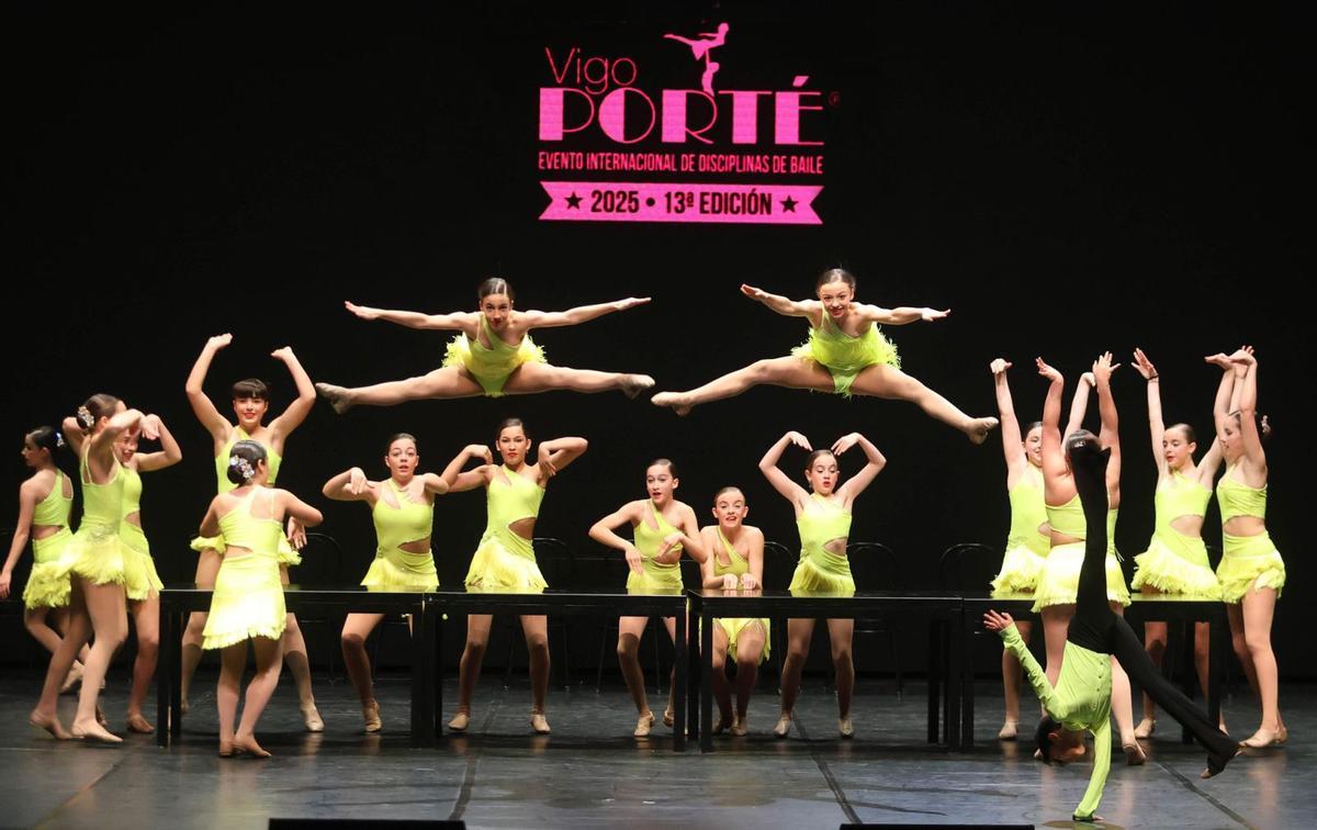 Una de las coreografías de la categoría infantil, ayer, en el Auditorio Mar de Vigo.  |  FOTOS: Alba Villar