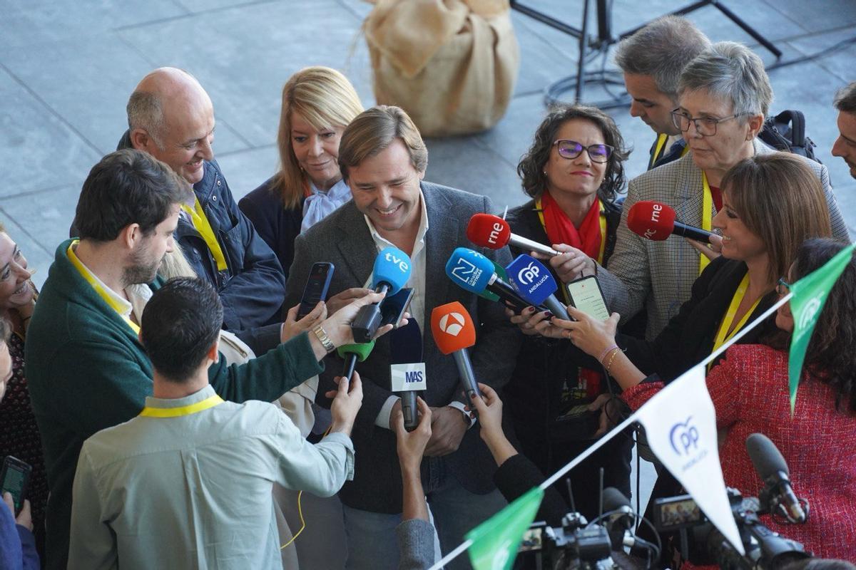 El secretario general del PP andaluz, Antonio Repullo, atendiendo a los medios el pasado viernes antes del Congreso del PP en Sevilla.