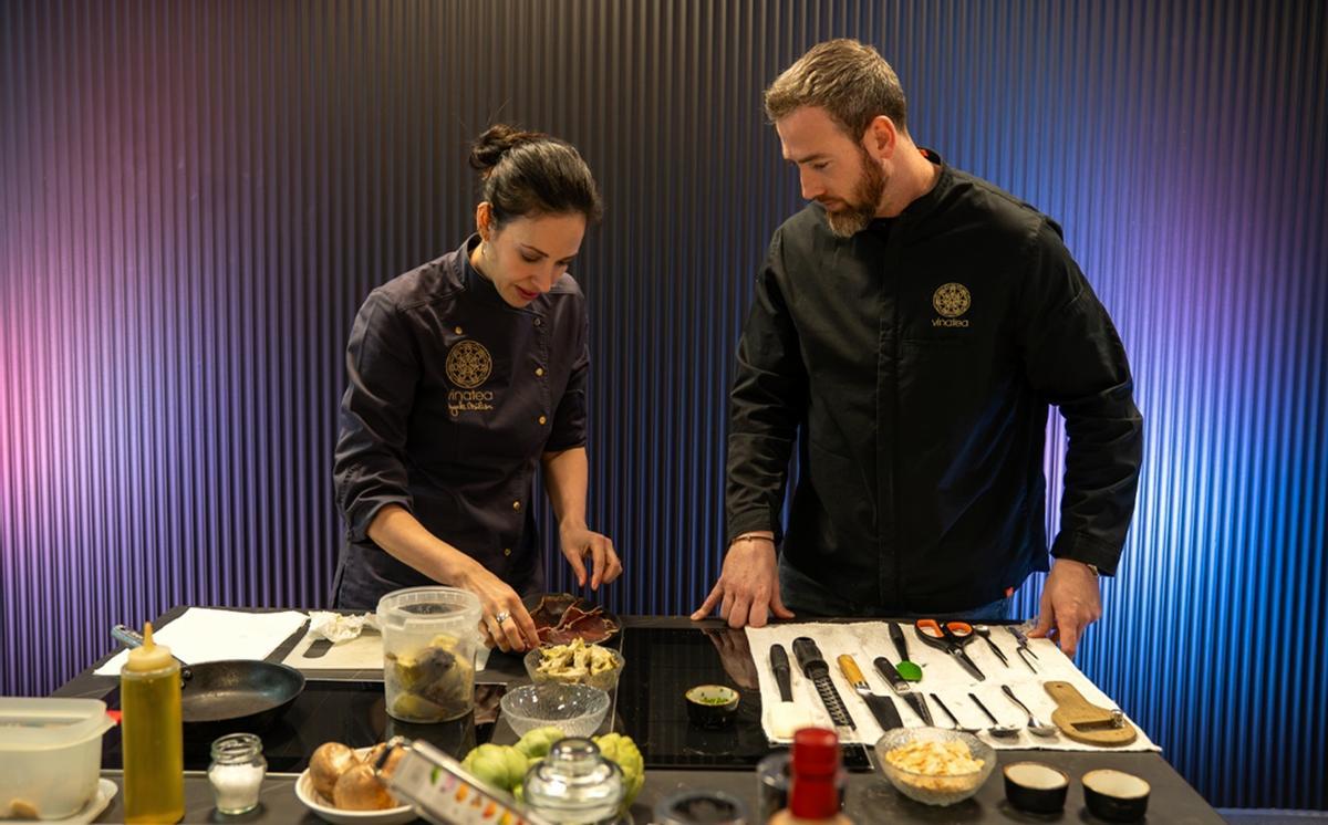 Foto de los chefs de Vinatea preparando su plato en el concurso gastronómico.