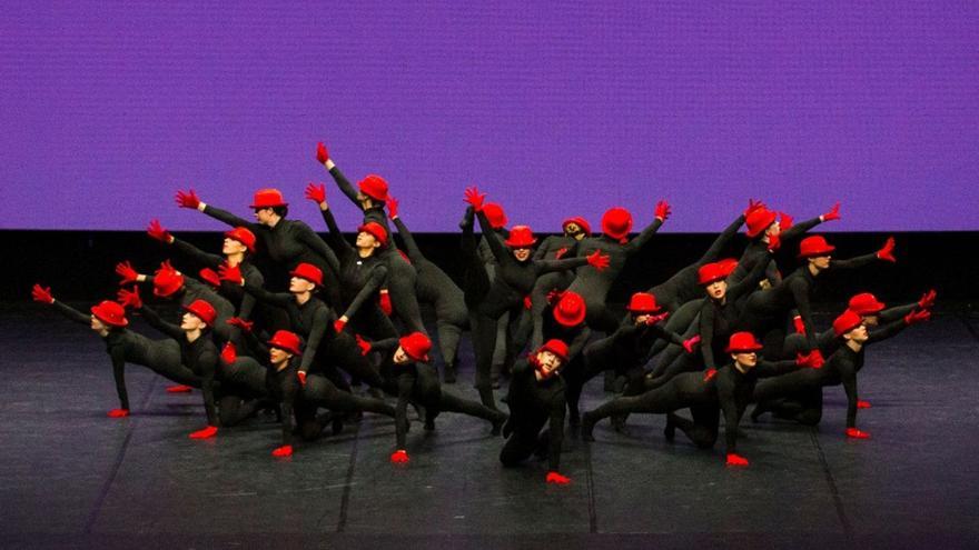 Un instante de la coreografía “Red Jazz” de Media Punta, 
durante la Gran Final de Vigo Porté.