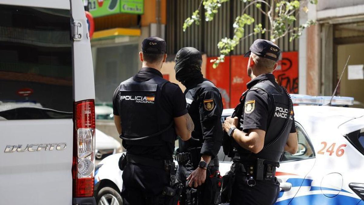 Agentes de la policía nacional.