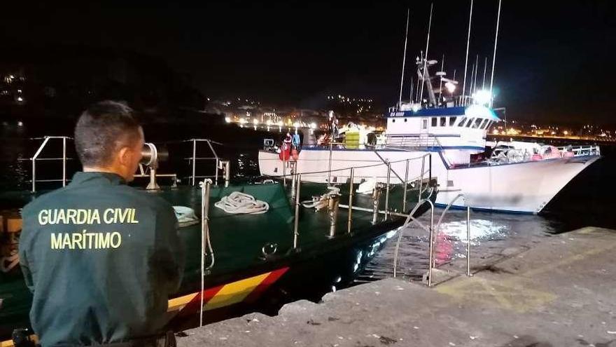 El Servicio Marítimo se desplegó en el puerto de Portonovo. // FdV