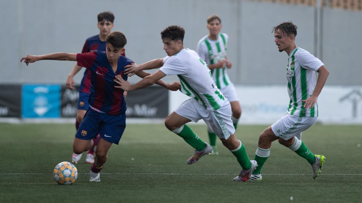 Una acción del partido entre el FC Barcelona y el Betis del torneo juvenil The CUP