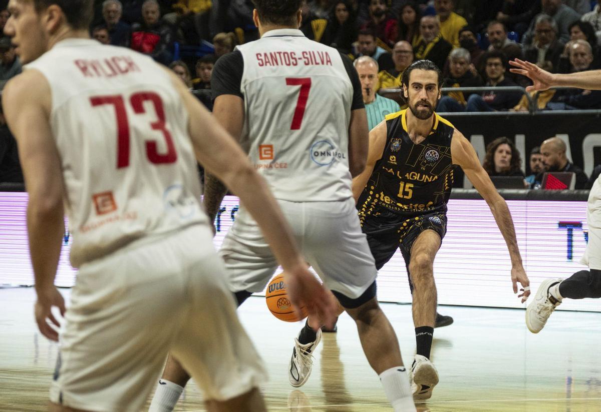 Joan Sastre trata de penetrar en el duelo ante el Nymburk. |