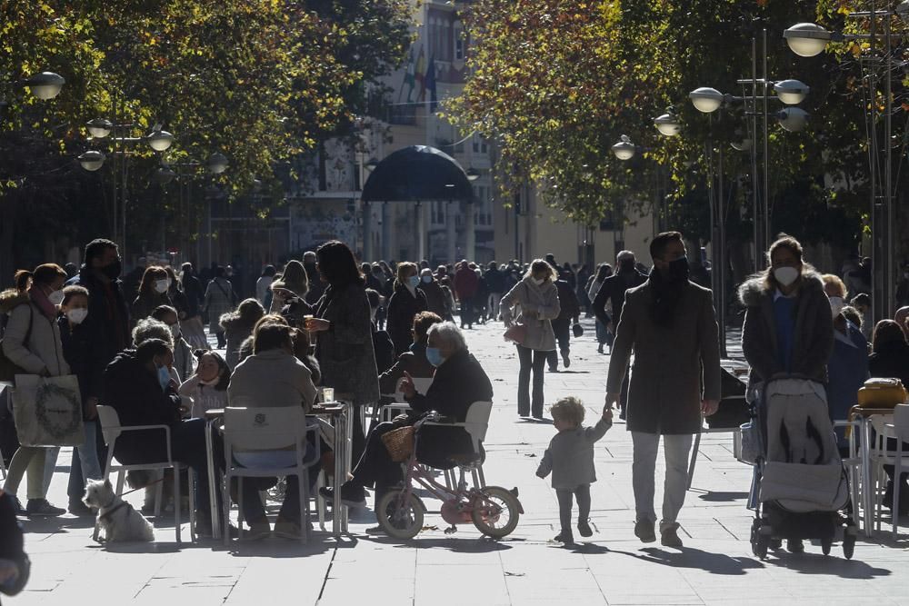 Sábado de sol, rebajas y terrazas antes de la entrada en vigor de las nuevas restricciones