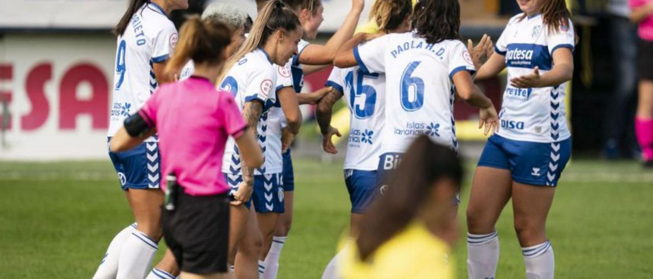 Las jugadoras del UDG Tenerife celebran uno de los dos goles logrados en la visita al Villarreal.