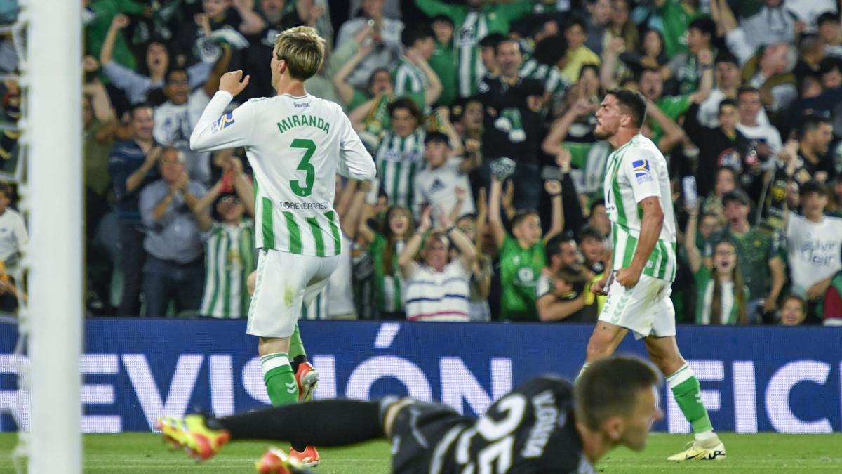 El defensa del Betis Juan Miranda celebra su gol durante el partido de LaLiga perteneciente a la jornada 31 que Real Betis y Celta de Vigo disputan este viernes en el estadio Benito Villamarín de Sevilla.