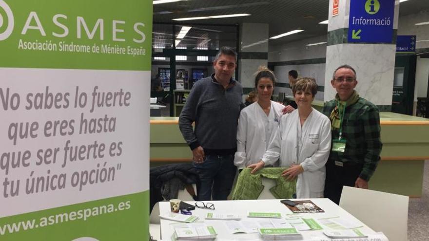 Parada de l&#039;associació al vestíbul del Centre Hospitalari.