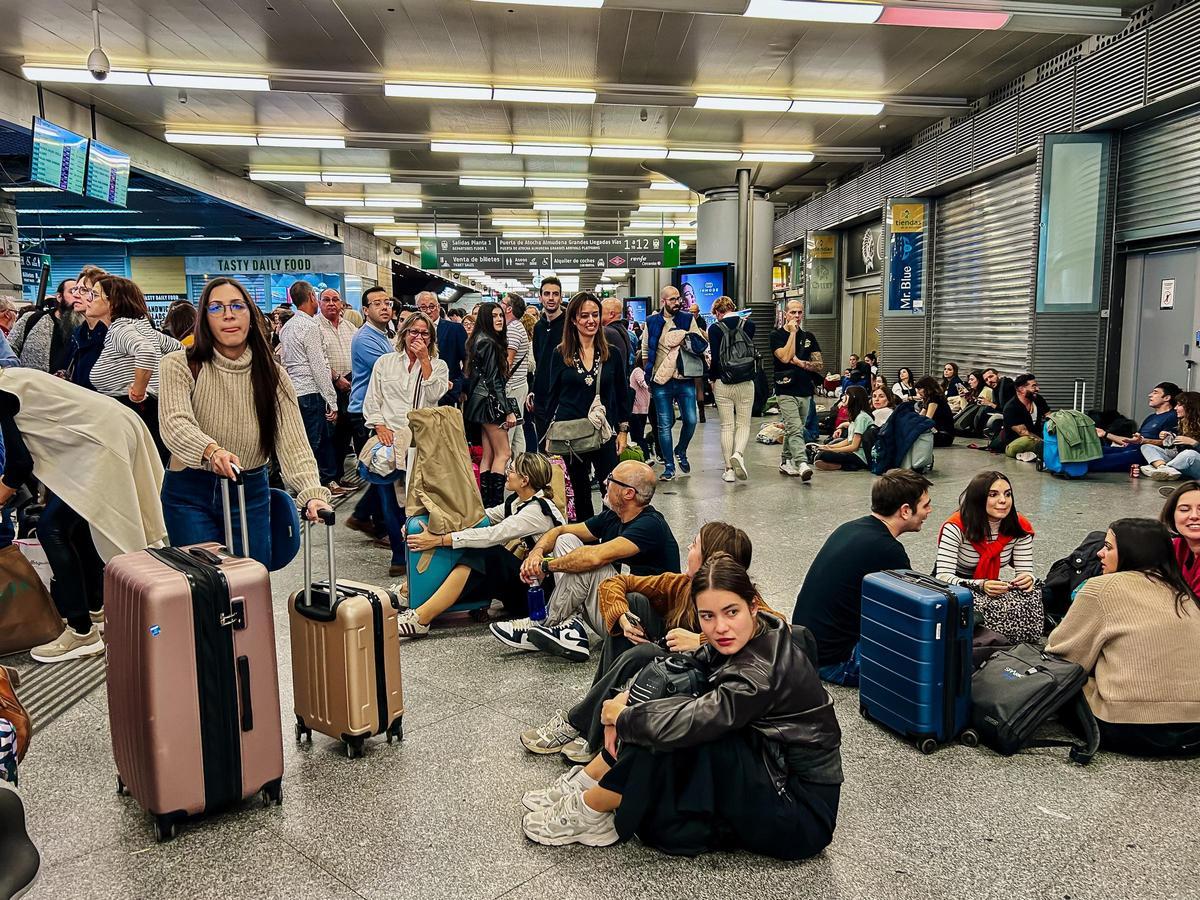 Cientos de personas en la estación de Atocha durante las incidencias en el servicio de trenes del sábado.