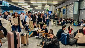 Cientos de personas en la estación de Atocha, a 19 de octubre de 2024, en Madrid (España).