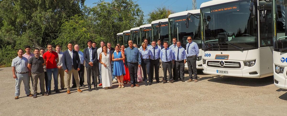 Autoridades y personal dl Consorcio de Transportes de Córdoba con los nuevos autobuses híbridos más seguros y silenciosos.