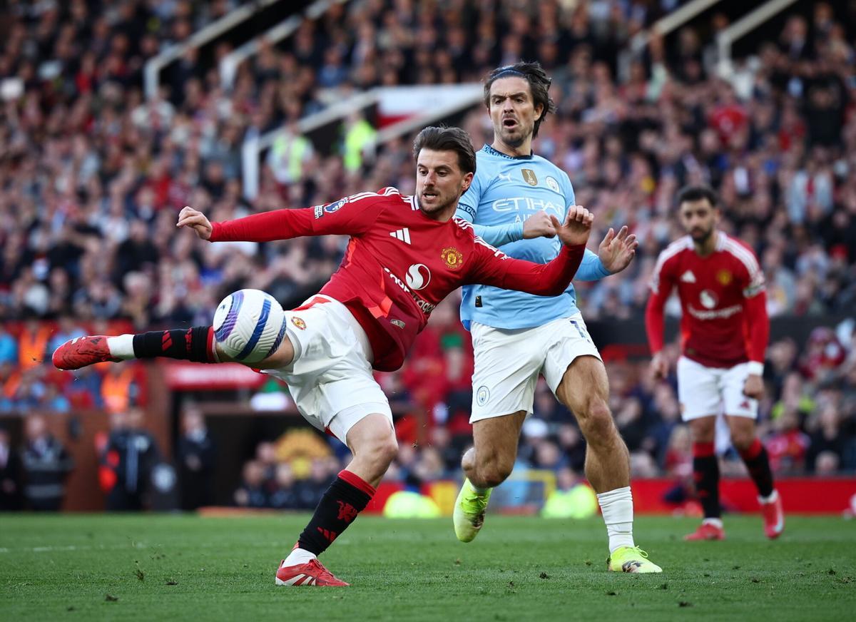 MANCHESTER (United Kingdom), 06/04/2025.- Mason Mount of Manchester United (L) in action against Jack Grealish of Manchester City (R) during the English Premier League soccer match between Manchester United and Manchester City, in Manchester, Britain, 06 April 2025. (Reino Unido) EFE/EPA/ADAM VAUGHAN EDITORIAL USE ONLY. No use with unauthorized audio, video, data, fixture lists, club/league logos, 'live' services or NFTs. Online in-match use limited to 120 images, no video emulation. No use in betting, games or single club/league/player publications.