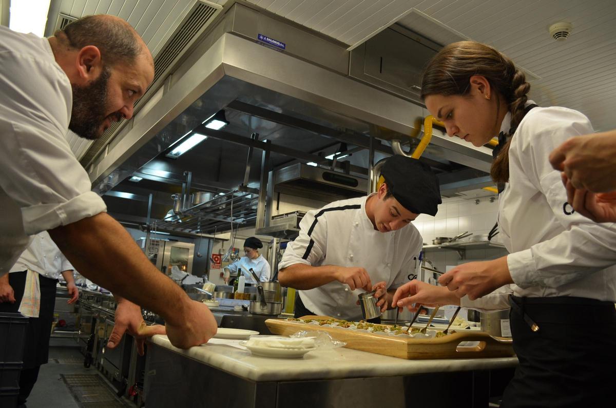 Alumnado del Centro Superior de Hostelería de Galicia, situado en A Barcia, Santiago.