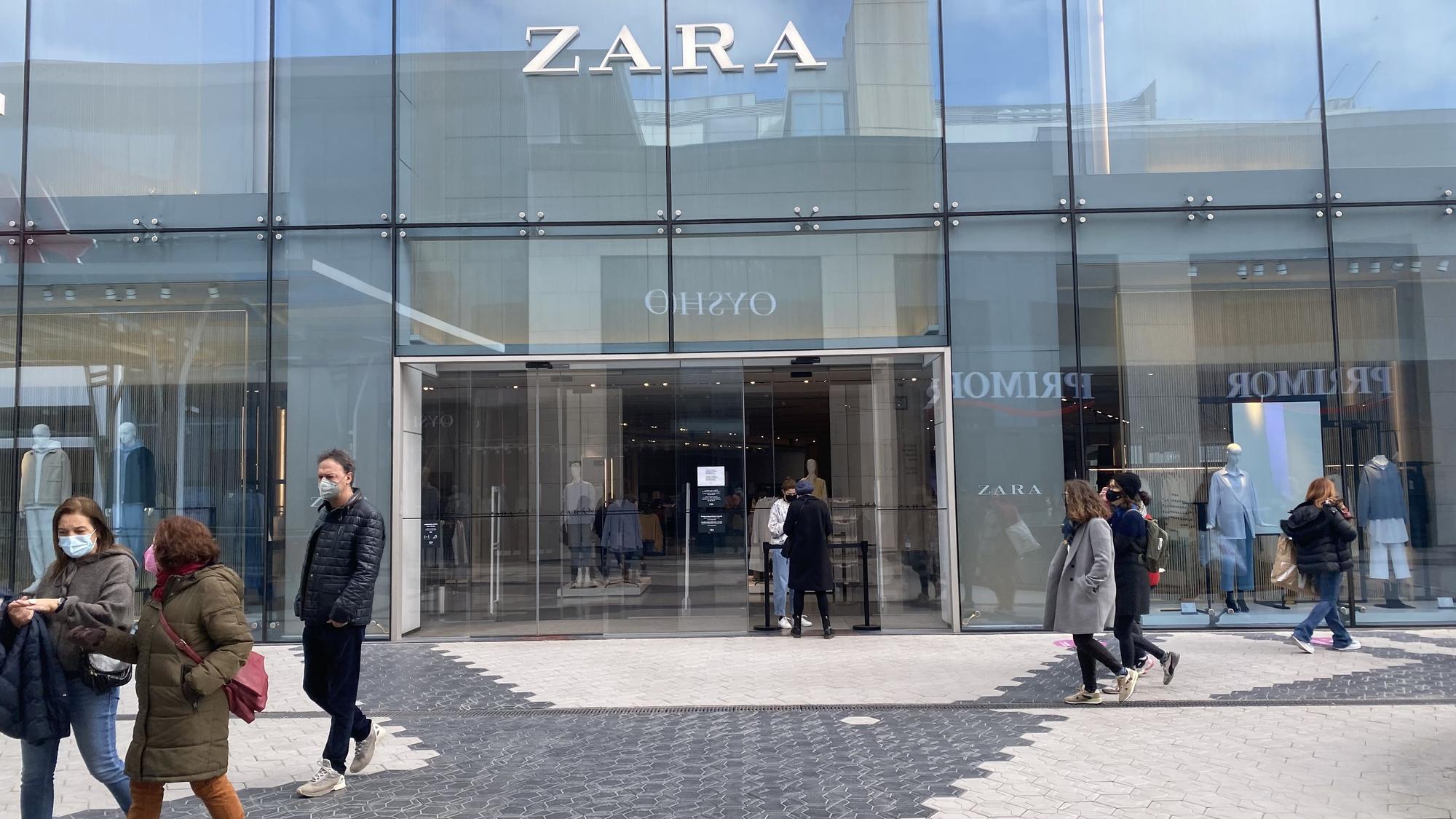 Tienda cerrada de Zara (Inditex) en el centro comercial Glòries durante la pandemia.