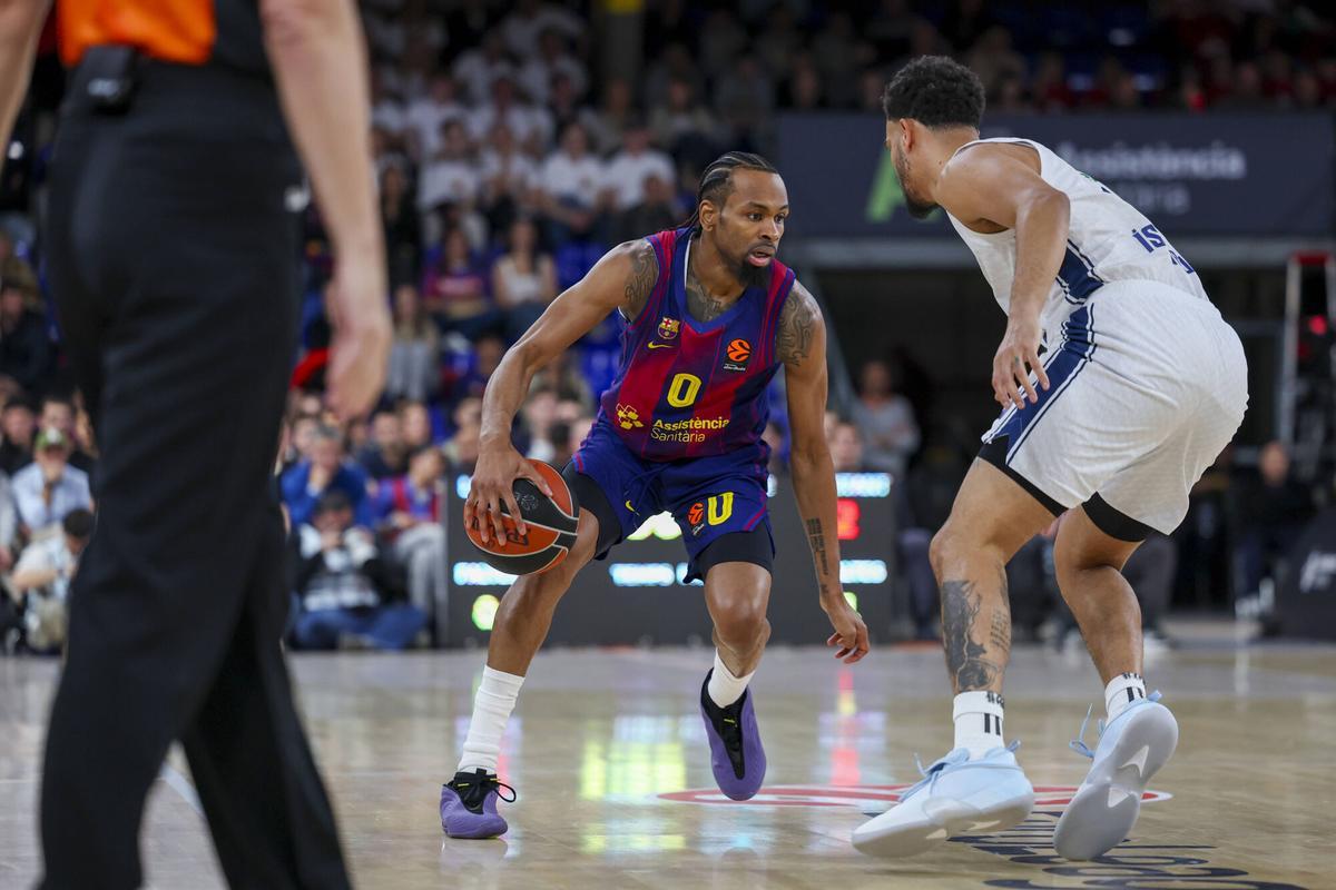Kevin Punter intenta descifrar la defensa de un jugador del Efes.