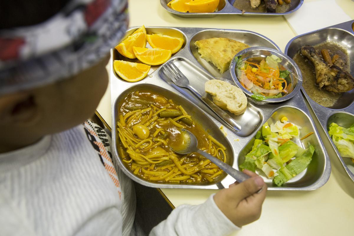 Pasta y ensalada en un comedor escolar de Alicante