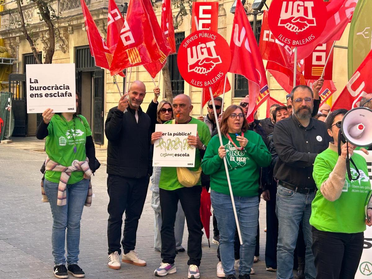 Durante la protesta se han podido leer pancartas en las que denunciaba que "la burocracia nos quema".