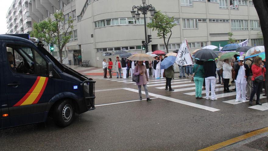 Trabajadores del ERA cortan diez minutos la calle Federico García Lorca de Oviedo