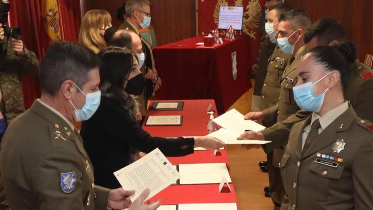 Entrega de diplomas y certificados en la Base General Morillo. |   // FDV