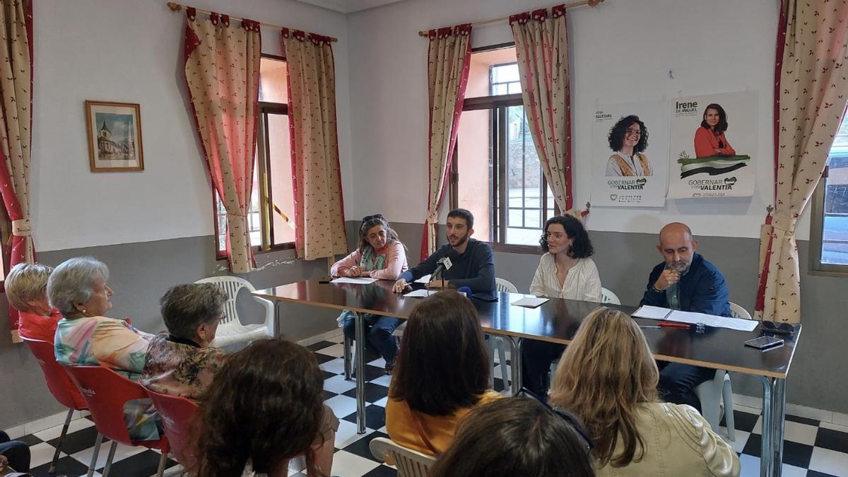 Ana Iglesias, concejala de Unidas por Trujillo, con compañeros de la formación.