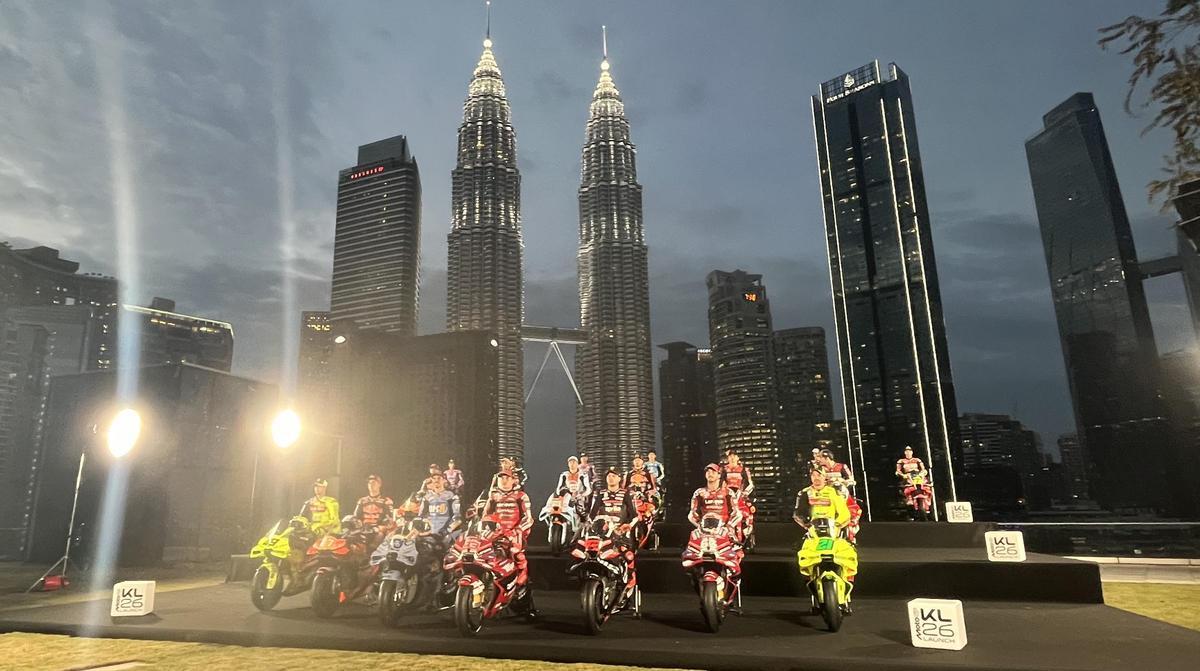Los pilotos de MotoGP, antes las Torres Petronas, de Kuala Lumpur.