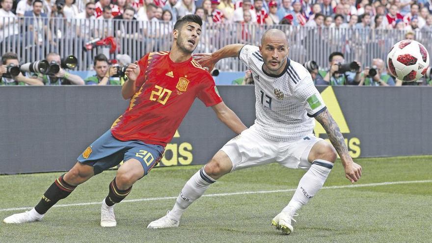 Marco Asensio disputa el balón con el ruso Granat.