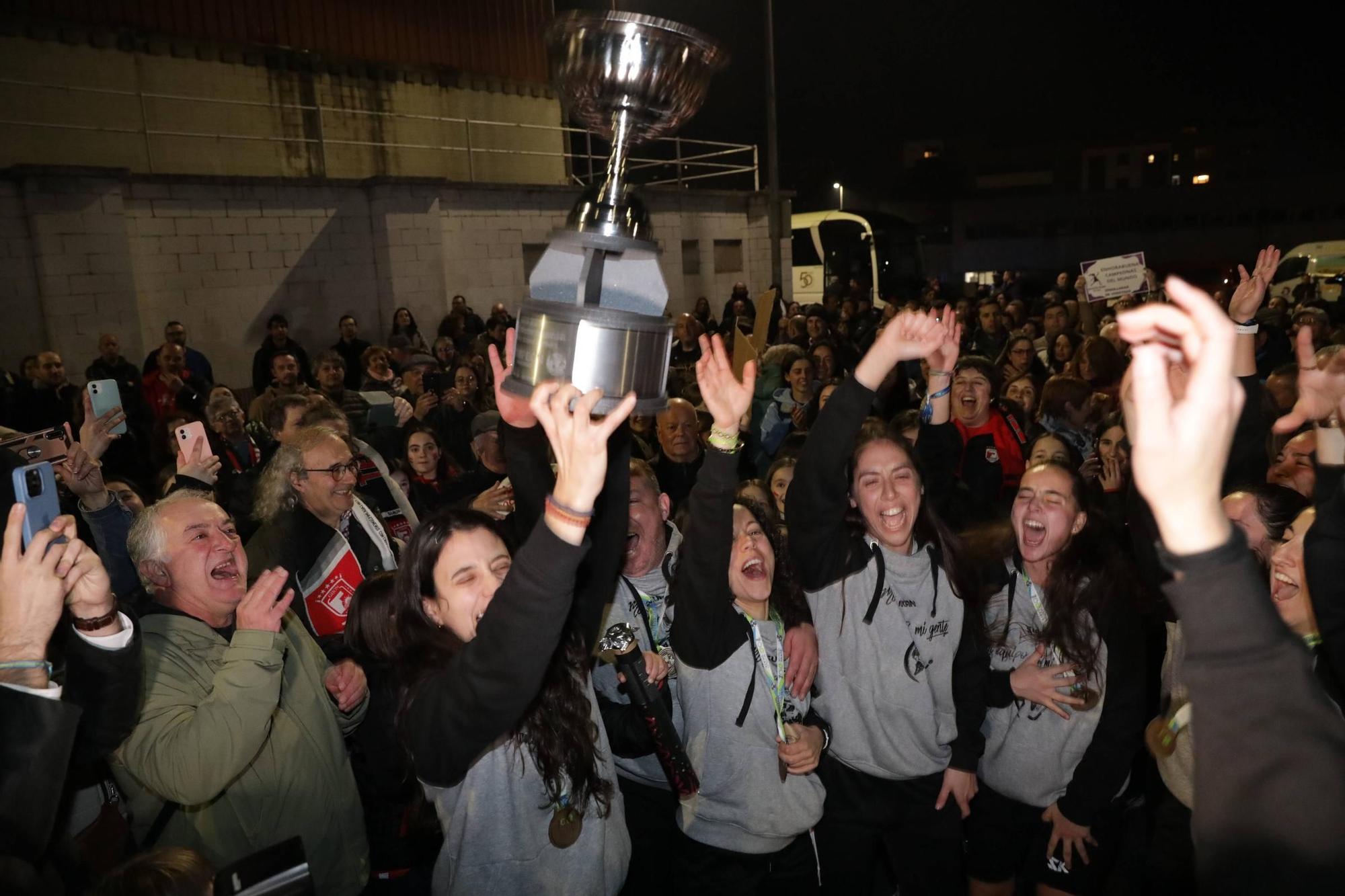 Así fue la llegada del Telecable Gijón tras ganar la Intercontinental de hockey sobre patines: "¡Enhorabuena campeonas del mundo!"