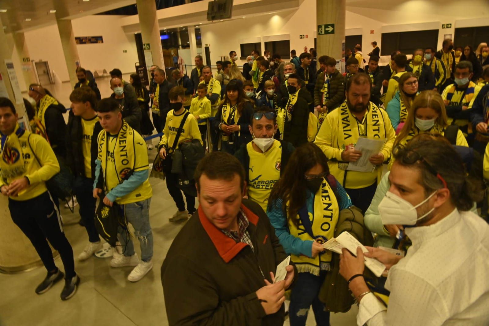 Salida de los aficionados del Villarreal desde el aeropuerto