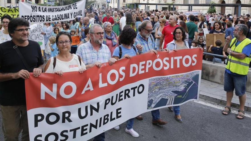 Protesta de colectivos sociales, celebrada el pasado octubre, contra la instalación de los macrodepósitos de combustible en el puerto.
