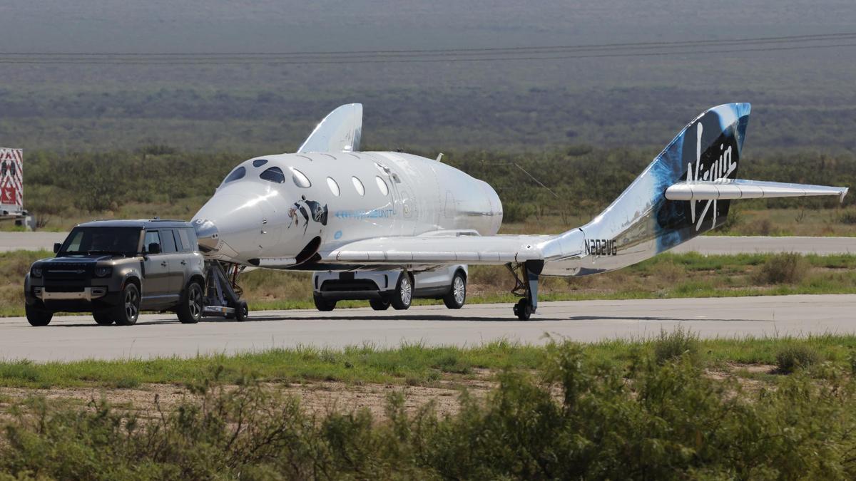 Richard Branson llega al espacio a bordo de un avión de su propia compañía.