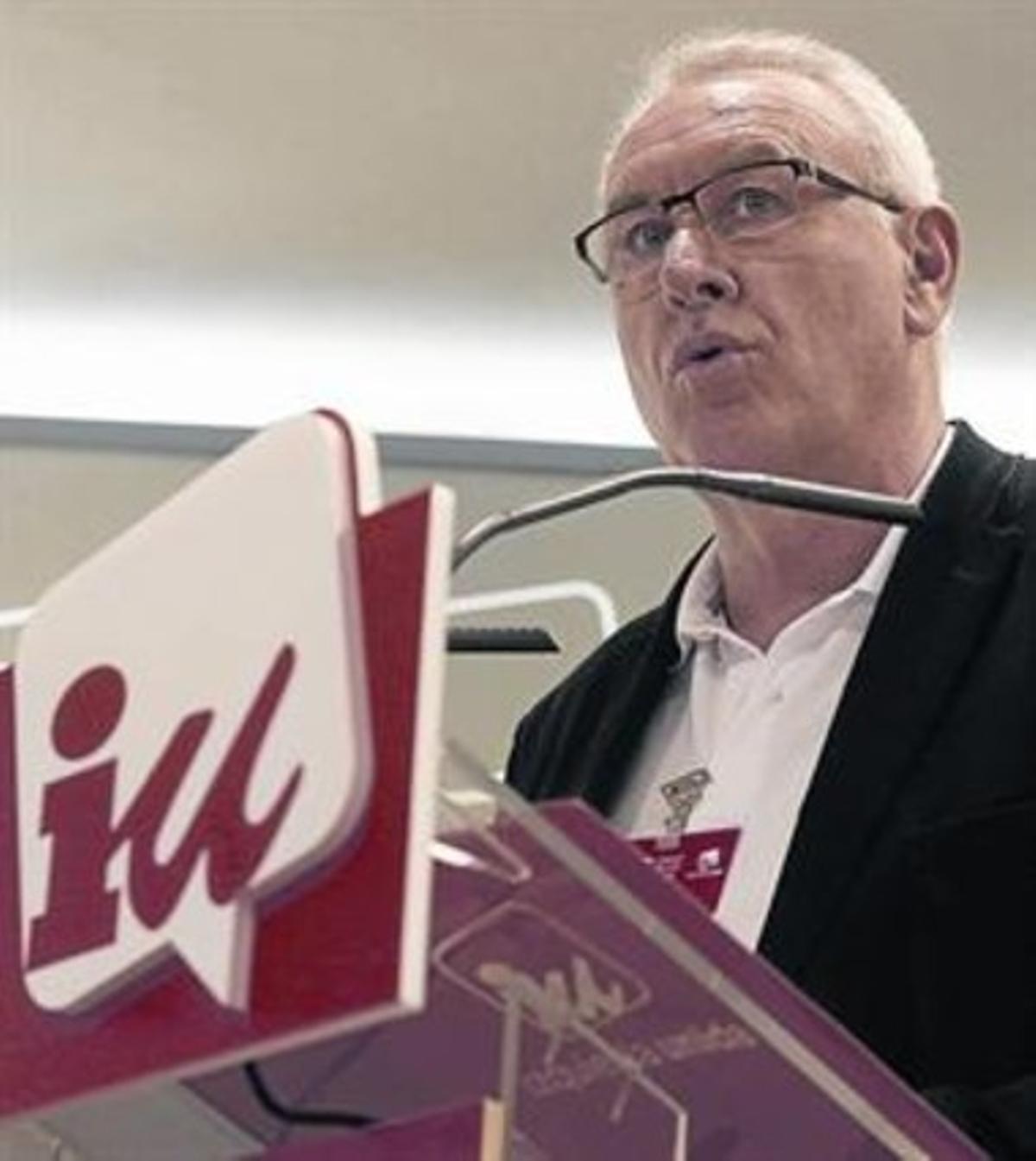 El coordinador federal d’IU, Cayo Lara, durant el seu discurs d’ahir. El coordinador federal d’IU, Cayo Lara, durant el seu discurs d’ahir.