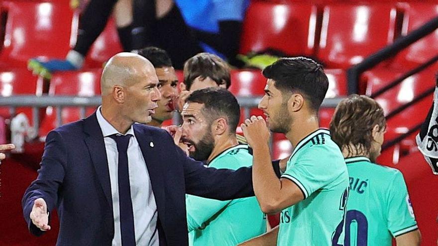 Zidane da instrucciones a sus jugadores. | Efe