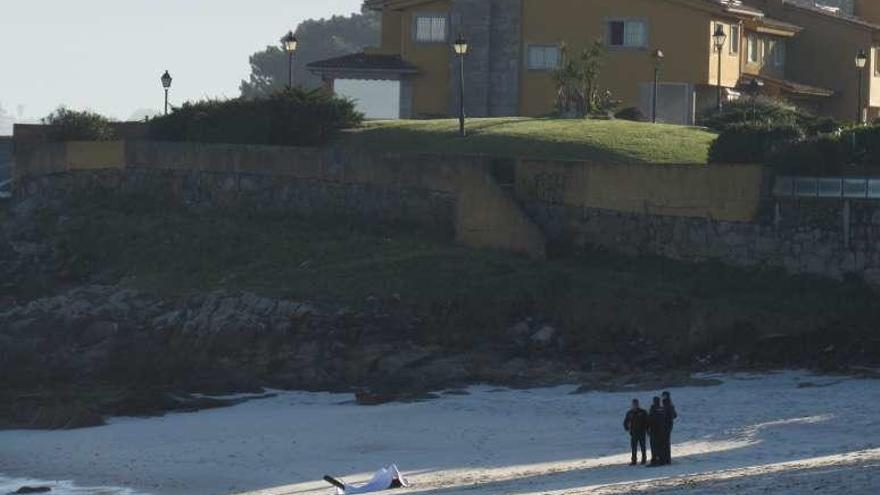 El cuerpo del submarinista tendido en la playa de Fuchiños. // NIck