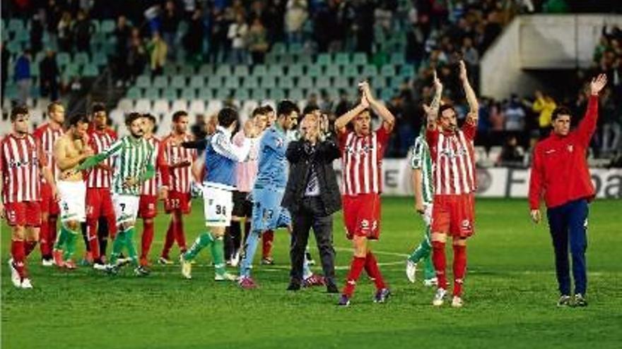 Els jugadors del Girona saludant el públic del Benito Villamarín sobre la gespa al final del partit.