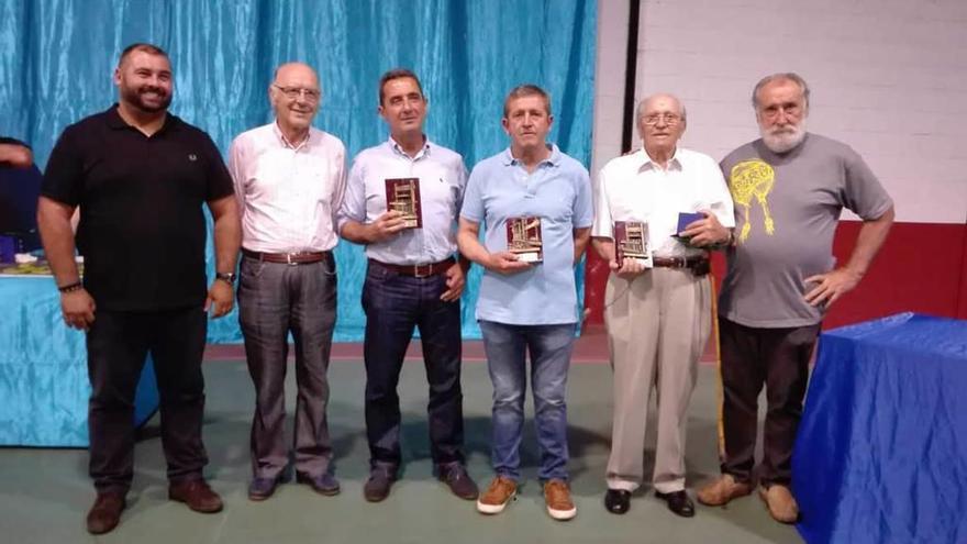 Los tres primeros premiados, con el Alcalde, a la izquierda, y miembros del jurado.