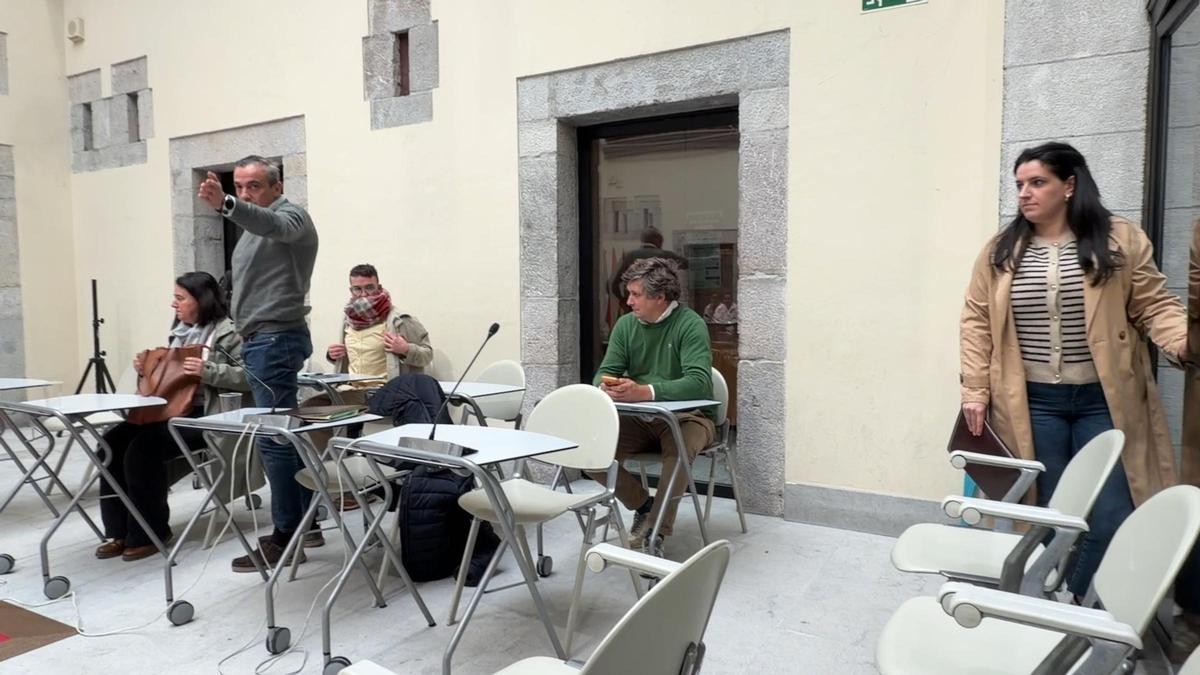 Momento en el que los concejales del PSOE deciden abandonar el pleno.