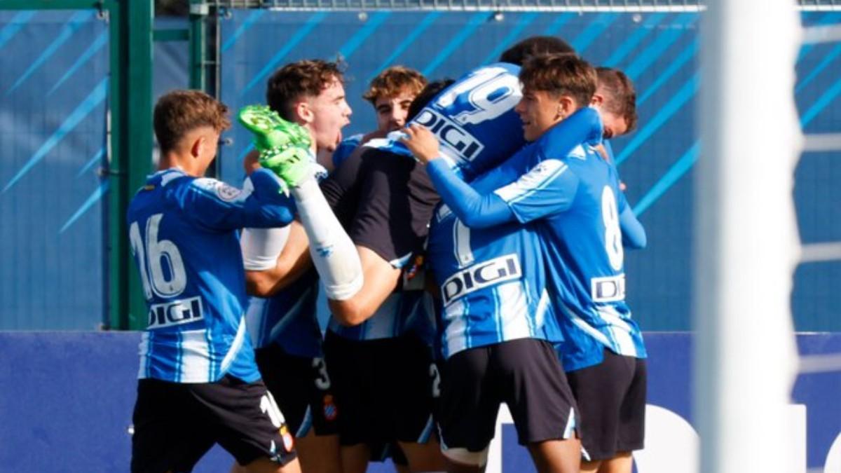 El juvenil A blanquiazul, celebra un gol