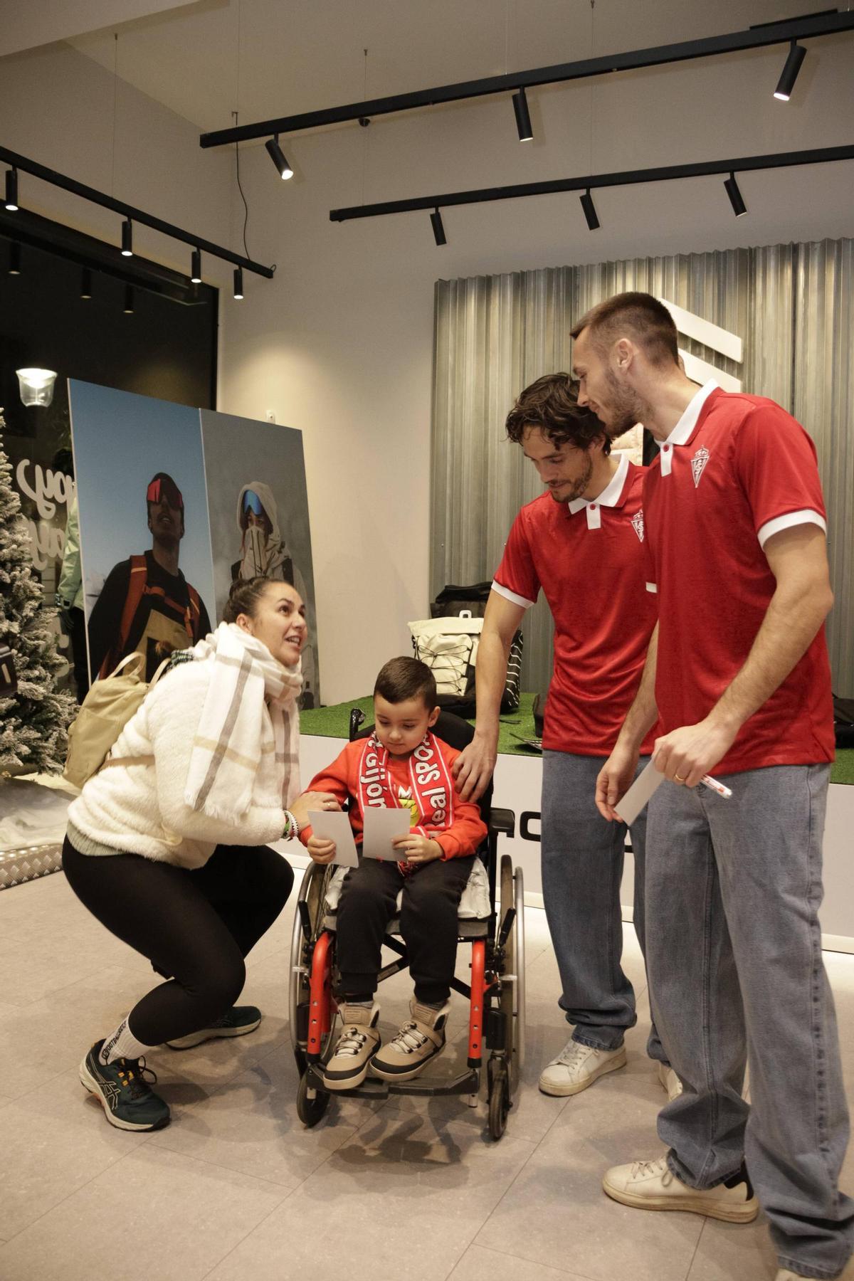 Diego Alonso Pericacho, junto a su madre Alba, y los futbolistas del Sporting Corredera y Dubasin.
