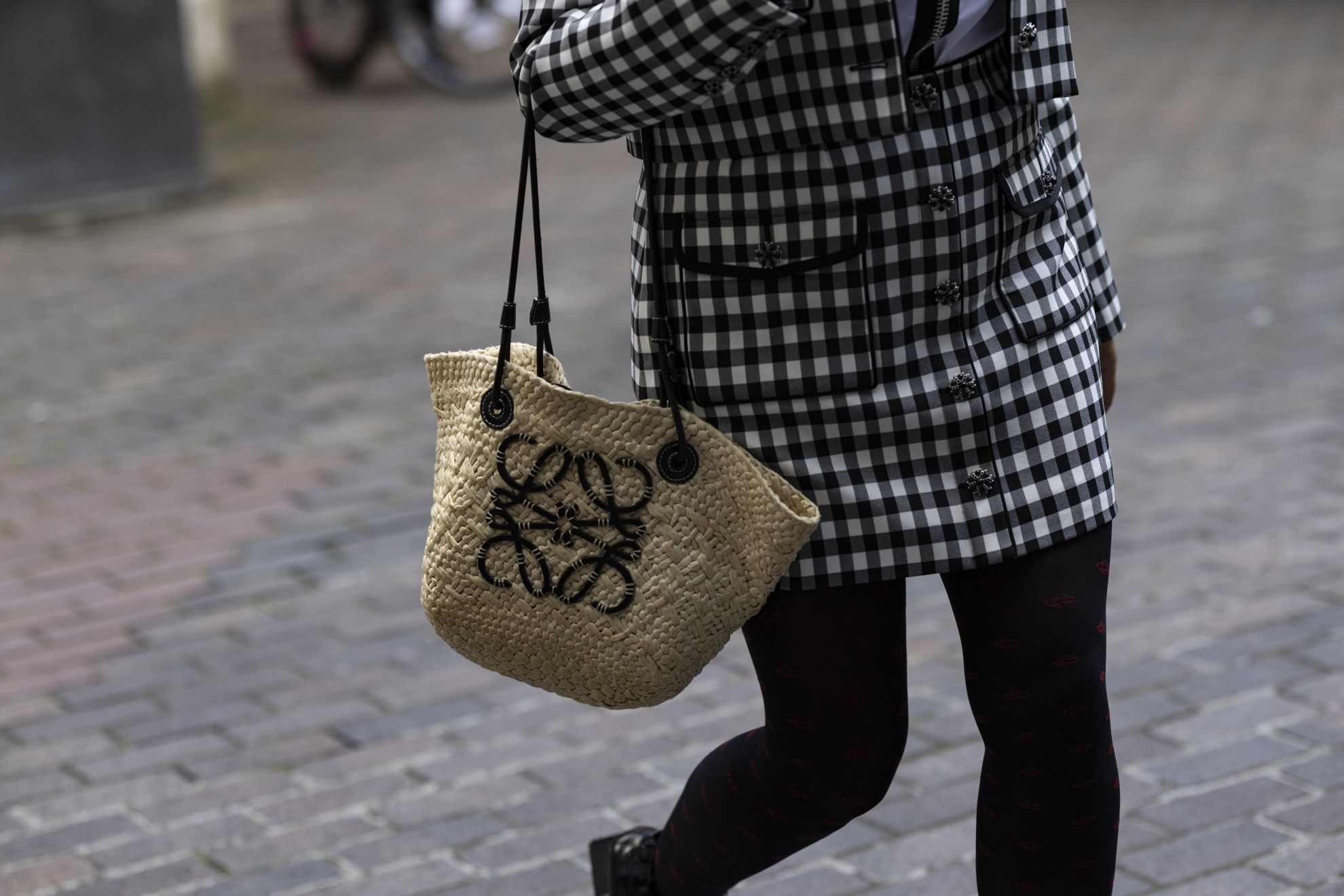 Detalle de un bolso de rafia en el street style.