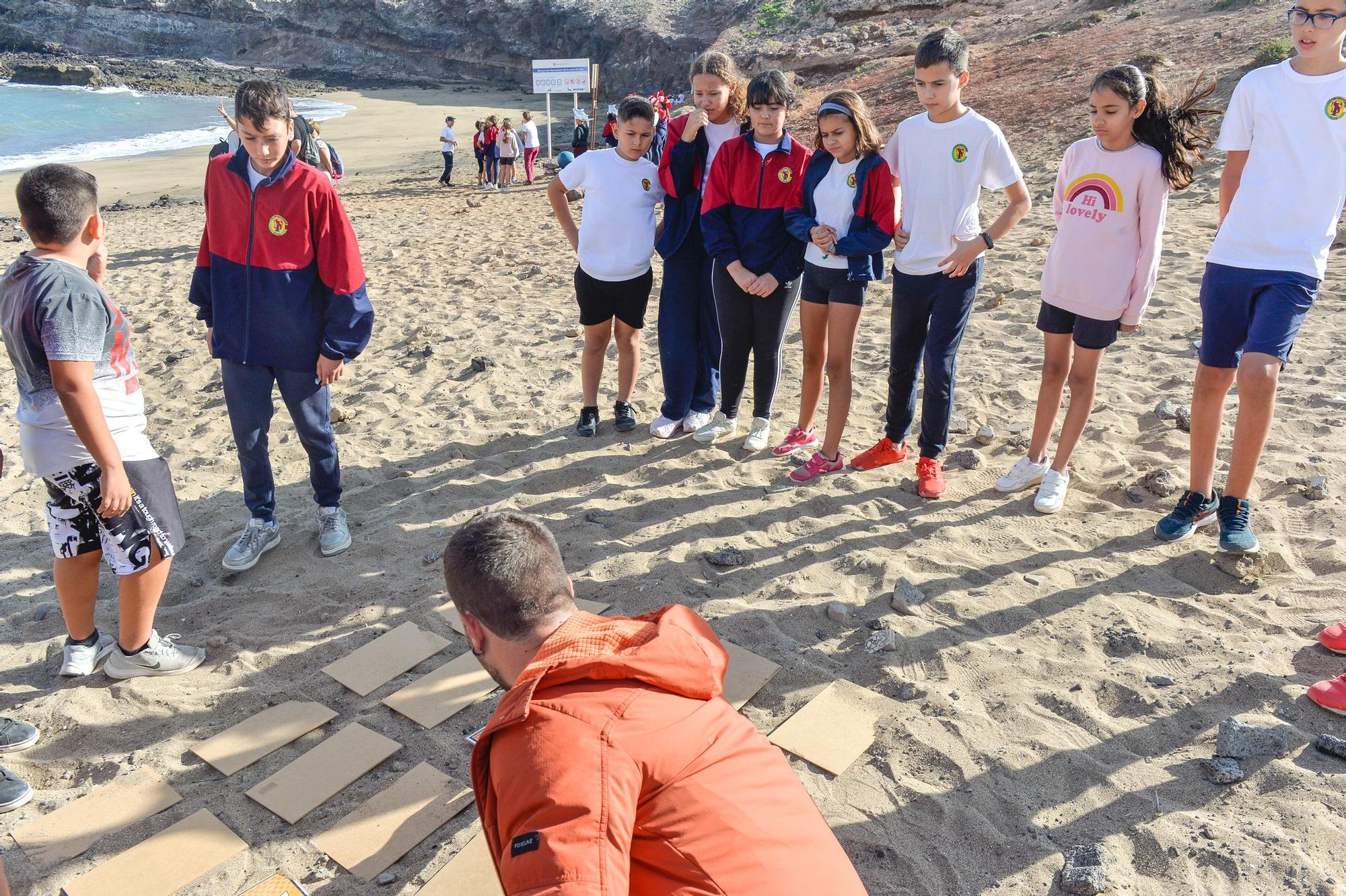 Los alumnos del Saulo Torón limpian la playa de Aguadulce