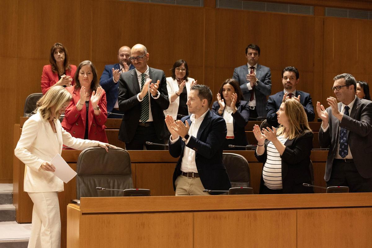 La bancada del PSOE aplaude a Pilar Alegría al finalizar su intervención.